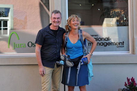 Landammann Susanne Hochuli mit Gerry Thönen vor der Geschäftsstelle Jura Ost Landammann Susanne Hochuli vor der Geschäftsstelle Jura Ost